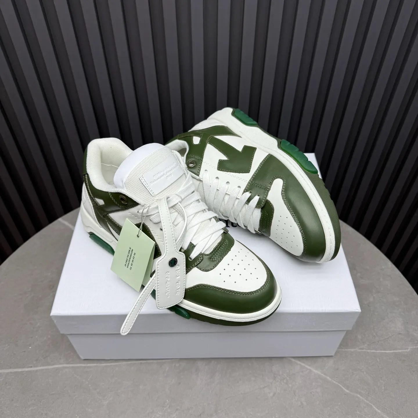 【off- white】P: 620💰Couple model👫, Size: 35-44 (Customized for men 38.45.46) High-quality version👊 "Out of office" series original molding, original lasting, production process 1:1 Original ➰OFF GRAY WHITE OW ➰ First-layer cowhide Imported skin-friendly and environmentally friendly polyester mesh Original molding high elastic and environmentally friendly molding pad Made with the original lasting process. The original molded rubber outsole (never yellows and deforms) has a super correct shape, bright color and strong three-dimensional effect👍. Packaging💯Full set of packaging synchronized with the official website (branded paper, certificate of quality, branded cloth bag)